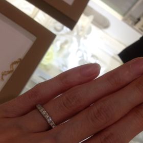 【Ponte Vecchio(ポンテヴェキオ)の口コミ】 結婚指輪といえば定番のハーフエタニティを試着したく伺いました。ハーフ…