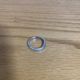 【俄(にわか)の口コミ】 デザインがシンプルでラインがとても綺麗です。
私は指が太くて短いがコン…