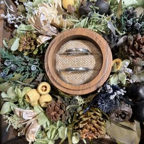 【鎌倉彫金工房の口コミ】 シンプルでいて、大切な人と作れる特別な思い出と指輪が作れることです。
…