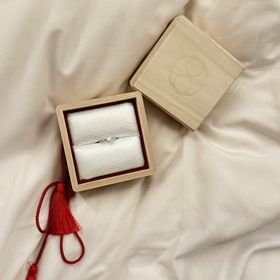 【TOMOE(トモエ)の口コミ】 この婚約指輪を購入して大満足です。デザインがとても上品で、かつ無駄が…