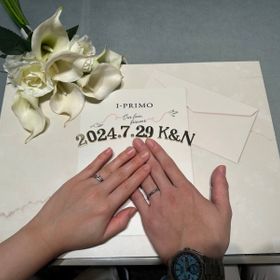 【アイプリモ(I-PRIMO)の口コミ】 婚約指輪との重ね付けのフィット感を重視しました。内側にも結婚した月の…