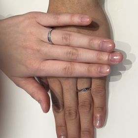 【俄(にわか)の口コミ】 【デザイン】
ウェーブに沿って上下にダイアモンドがついているので、自分…