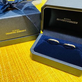 【銀座ダイヤモンドシライシの口コミ】 デザインもシンプルなので馴染みがよく気に入ってます
お互いが同じデザイ…