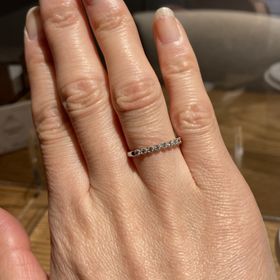 【LOVE NOTESの口コミ】 婚約指輪とブライダルリングを兼ねての購入だったためシンプルなデザイン…