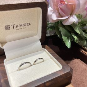 【TANZO.(鍛造指輪)の口コミ】 フルオーダーでの購入です。
金のラインに加えて並行の凹みラインを入れて…