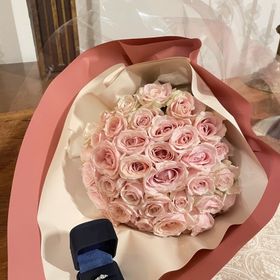 【4℃ BRIDAL(ヨンドシーブライダル)の口コミ】 ダイヤモンドが5石ついており、華やかさがある。また銀座本店限定というこ…
