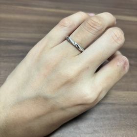 【エクセルコダイヤモンド(EXELCO DIAMOND)の口コミ】 指輪のデザインは他とあまり被らないような斜めにダイヤが入っていてすご…