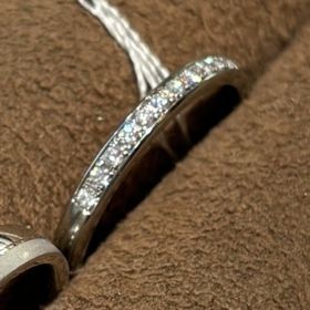 【FISCHER(フィッシャー)の口コミ】 シンプルかつ華やかなデザインが気に入っています。
婚約指輪との相性も考…