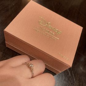 【ケイウノ ブライダル(K.UNO BRIDAL)の口コミ】 大好きなチップ＆デールの婚約指輪にしました。2人がダイヤを支えるデザイ…