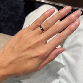 【TANZO.(鍛造指輪)の口コミ】 少し太めにし存在感を出しました。指輪の内側には母の誕生石を入れ、イニ…