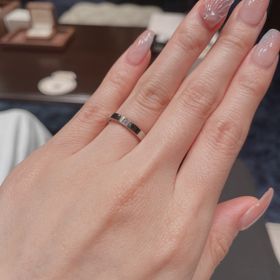 【TANZO.(鍛造指輪)の口コミ】 よくある丸みの指輪ではなく、角があるイメージの指輪を土台にしてます。…