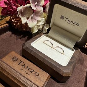 【TANZO.(鍛造指輪)の口コミ】 スターダストを斜めに走らせてもらい、シンプルでゴージャス感のあるデザ…