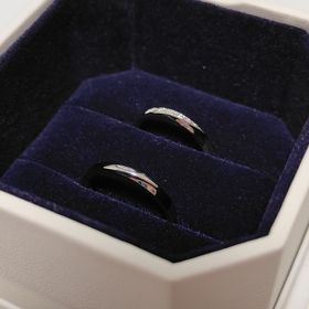 【4℃ BRIDAL(ヨンドシーブライダル)の口コミ】 小さなダイヤモンドが流れるように配置された華奢な細身のリングで、細身…