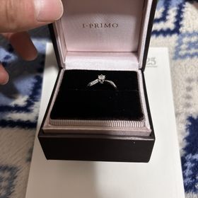 【アイプリモ(I-PRIMO)の口コミ】 シンプルなデザインだが側面にもダイヤが入っていてみる角度で違った印象
…