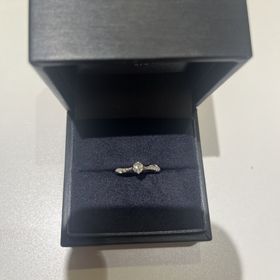 【ラザール ダイヤモンド(LAZARE DIAMOND)の口コミ】 正面でも横でもダイアモンドがキラキラ輝いて可愛い。
彼も私も納得して決…