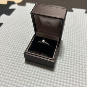 【アイプリモ(I-PRIMO)の口コミ】 指輪のデザインは比較的シンプルなものとなっている、片方だけキラキラし…