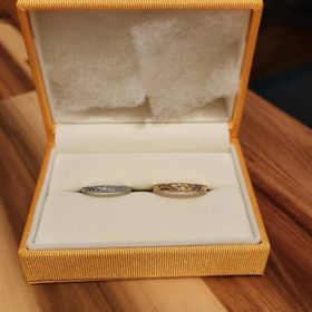 【ケイウノ ブライダル(K.UNO BRIDAL)の口コミ】 月桂樹の葉があしらわれているのが珍しく、カラーリングも全四色から選べ…