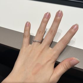 【ラザール ダイヤモンド(LAZARE DIAMOND)の口コミ】 ゆるーくV字のデザインでキラキラしててとってもかわいくてずーっと眺めて…