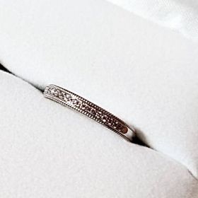 【PILOT BRIDAL(パイロットブライダル)の口コミ】 ミル打ち×ダイヤモンドがクラシカルな印象で可愛いです。Pt999で丈…