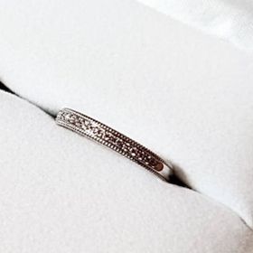 【PILOT BRIDAL(パイロットブライダル)】の口コミ ミル打ち×ダイヤモンドがクラシカルな印象で可愛いです。Pt999で丈夫...