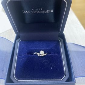 【銀座ダイヤモンドシライシの口コミ】 V字が良くて探していました。サブのダイヤモンドも可愛らしく程よく主張し…