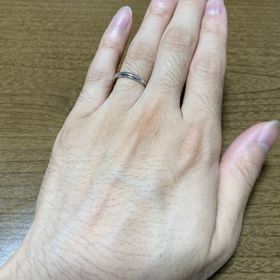 【銀座ダイヤモンドシライシの口コミ】 指輪のデザインはウェーブデザインで、薬指から小指にかけて斜めに下がる…