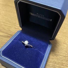 【銀座ダイヤモンドシライシの口コミ】 V字タイプのリングに、ダイヤモンドがのったシンプルなデザインを選定しま…