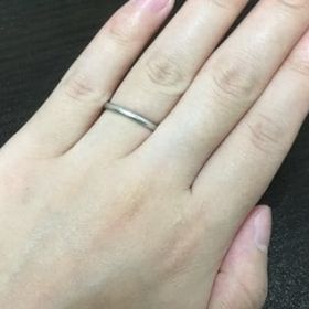 【ティファニー(Tiffany & Co.)の口コミ】 シンプルなので洋服を選ばない点、夫がお揃いでつけられるデザインな点、…