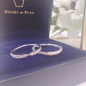【HOSHI no SUNA 星の砂(ほしのすな)の口コミ】 HOSHInoSUNAの結婚指輪の中ではかなり華やかな印象だが、華美すぎない上品…