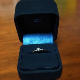 【4℃ BRIDAL(ヨンドシーブライダル)の口コミ】 かわいくて綺麗な指輪で、結婚指輪との重ねづけをしやすいものです。ダイ…