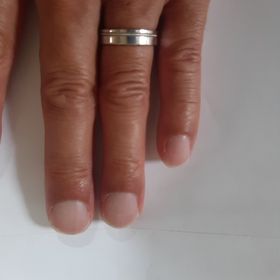 【4℃ BRIDAL(ヨンドシーブライダル)の口コミ】 幅があるので指輪をしているのが目立ちます。プラチナ純度が99.9％であり…