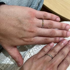 【出雲結(いずもゆい)の口コミ】 シンプルでキレイな指輪です。
着け心地も良いです。
お互いの誕生石を入…