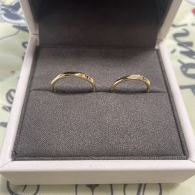 【Galopine & Galopin(ガロピーネガロパン)の口コミ】 デザインがシンプルで、すごくツヤツヤで高級感がある。実際に試着してみ…