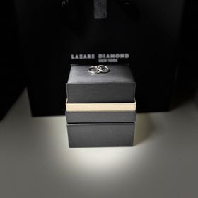 【ラザール ダイヤモンド(LAZARE DIAMOND)の口コミ】 他の指輪とは差別化出来る個性的なデザインでさりげなくミル打ちを入れた…