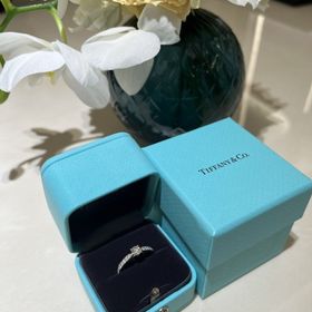 【ティファニー(Tiffany & Co.)の口コミ】 中心の大きく輝くダイヤモンドに向かって細くなるリングのデザインに一目…