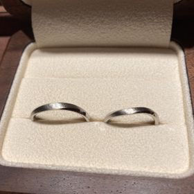 【TANZO.(鍛造指輪)の口コミ】 カタログを見せてもらい、シンプルで飽きのこない「沖つ白波」というデザ…