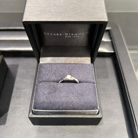 【ラザール ダイヤモンド(LAZARE DIAMOND)の口コミ】 デザインがとてもよく、周りにもダイヤがついて、捻れてる柄がとても素敵…