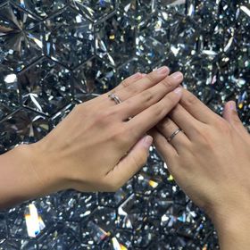 【BONDS(ボンズ)の口コミ】 婚約指輪が映えるようなウェーブがかかっていて、重ね付けした時に素敵に…