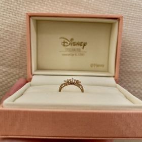 【ケイウノ ブライダル(K.UNO BRIDAL)の口コミ】 ミッキーとミニーがダイヤモンドを挟むように座っていて理想のデザインに…