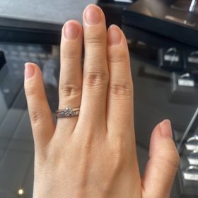 【エクセルコダイヤモンド(EXELCO DIAMOND)の口コミ】 シンプルなデザインの指輪を探しており、レヨン ド リュミエールを試着し…