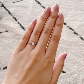 【彩乃瑞(IRONOHA)】の口コミ V形の指輪なので、指が細く長く見える点が気に入っています。真ん中に石が...