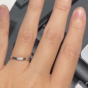 【エクセルコダイヤモンド(EXELCO DIAMOND)の口コミ】 一つ一つ手作業で行なっているミル製法が指輪の前面に打たれているため上…