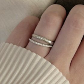 【JEWELRY SALON ERUDO(ジュエリーサロン エルドー)の口コミ】 華奢ですがキラキラして可愛いです。シンプルなので普段使いからどのシー…