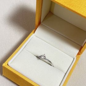 【ケイウノ ブライダル(K.UNO BRIDAL)の口コミ】 台座の両面にはお互いのイニシャルをモチーフに、ピンクゴールドで形を作…