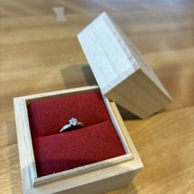 【出雲結(いずもゆい)の口コミ】 周りのメレダイヤとメインのダイヤモンドのバランスがちょうどよく、歳を…