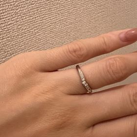 【銀座ダイヤモンドシライシの口コミ】 ダイヤが使われている指輪は色々ありましたが、埋め込まれているダイヤと…