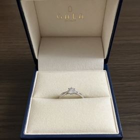 【GALA JEWELRY(ガラジュエリー)の口コミ】 シンプルなデザインですが、ダイヤの横のプラチナのところにミルグレイン…