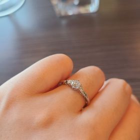 【GALA JEWELRY(ガラジュエリー)の口コミ】 指輪の枠のデザインがフェミニンかつ上品でとても気に入りました。ダイヤ…