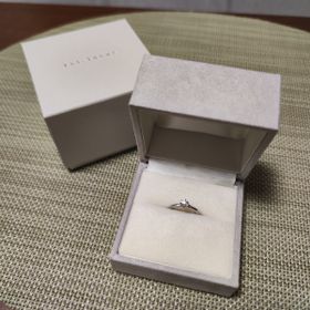 【Toi-lueur(トワル)の口コミ】 大きいダイヤモンドが目立つように、周りの小さいダイヤモンドが散りばめ…