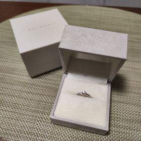 【Toi-lueur(トワル)】の口コミ 大きいダイヤモンドが目立つように、周りの小さいダイヤモンドが散りばめら...